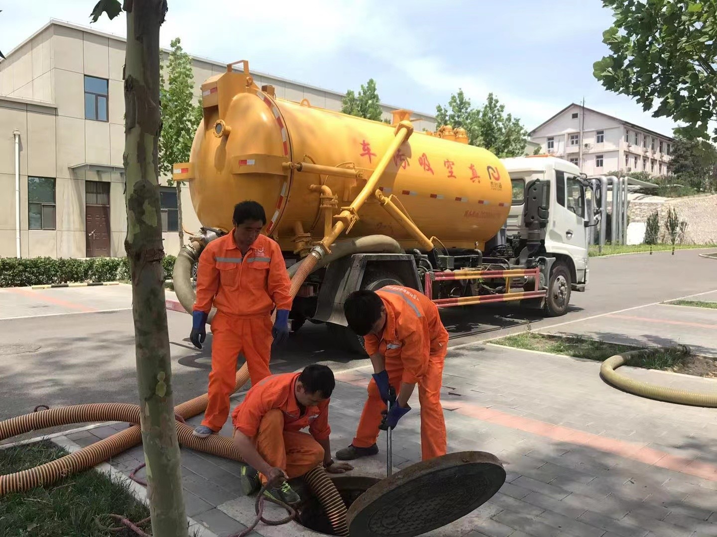 铁锋管道疏通车停在窨井附近