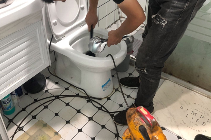 铁锋马桶堵塞自己疏通还是找师傅?专业上门服务让你省时更省心