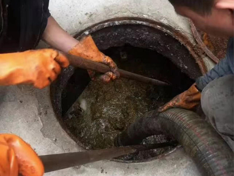 铁锋清理化粪池时如何避免沼气的危害?